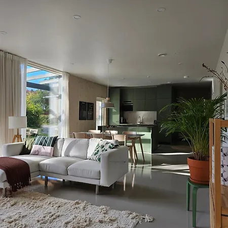 ヴィラ New W/sauna, Jacuzzi &wifi *