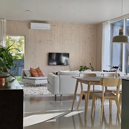 Villa New W/sauna, Jacuzzi &wifi Hameenlinna